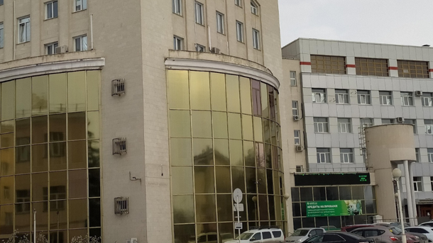 В центре Омска продают стеклянное здание банка за 257 миллионов рублей