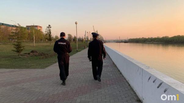 В Омске поймали курьера мошенников, который отбирал деньги у пенсионерок