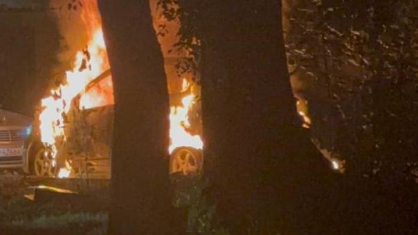 Конфликт закончился поджогом машины во дворе на Зорге в Новосибирске