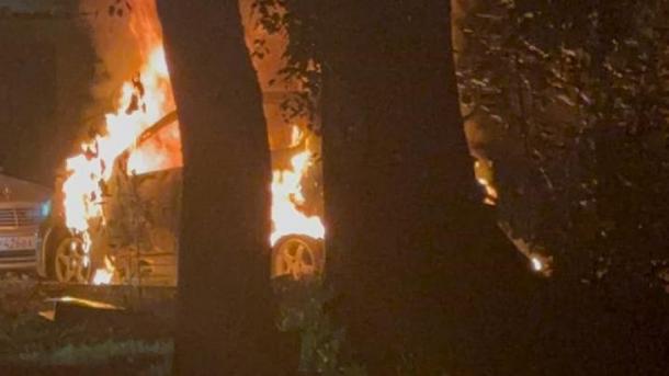 Конфликт закончился поджогом машины во дворе на Зорге в Новосибирске