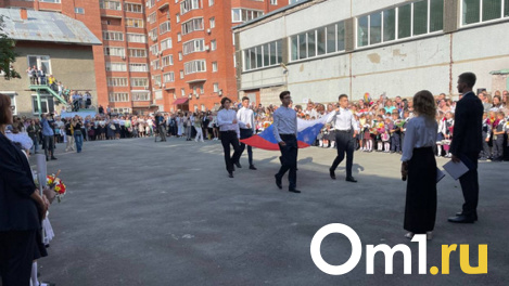 В новосибирских школах впервые провели церемонию поднятия государственного флага