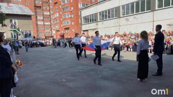 В новосибирских школах впервые провели церемонию поднятия государственного флага