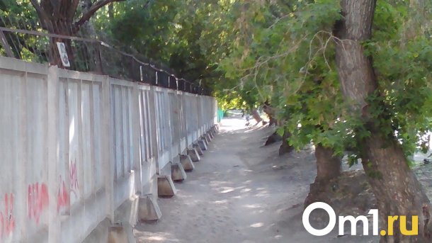 В центре Омска сносят легендарный бетонный забор