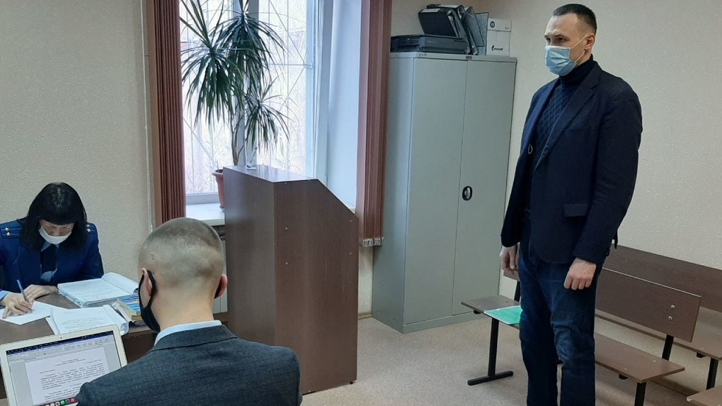 Насчитывают 13 преступлений: начался суд над экс-председателем комитета рекламы мэрии Новосибирска