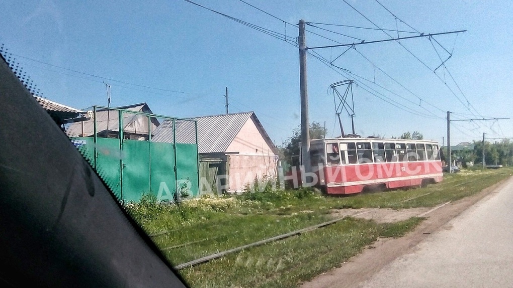 В Омске трамвай столкнулся со столбом
