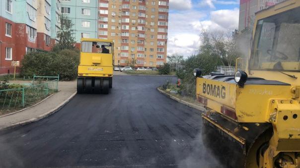 Благодаря сухой и солнечной погоде продолжается асфальтирование омских дорог