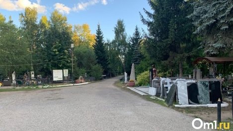 Не попасть к усопшим: на выезде из Омска скопились пробки у кладбищ