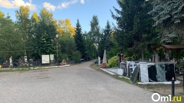 Не попасть к усопшим: на выезде из Омска скопились пробки у кладбищ