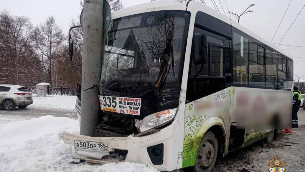 На Маркса автобус врезался в столб — пострадали три пассажира