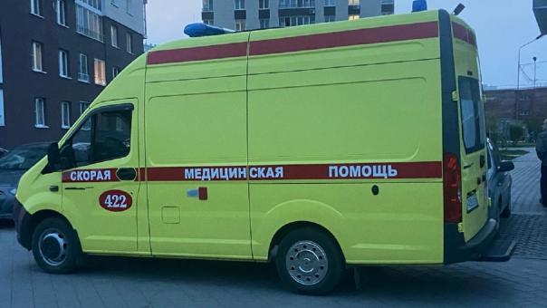 19-летняя мать ударила младенца головой о подлокотник дивана — девочка впала в кому