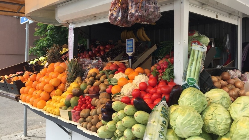В Новосибирске начали изымать фрукты и овощи у нелегальных торговцев