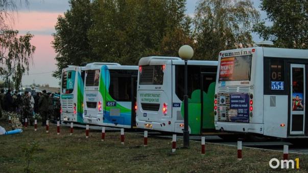 В Омске на популярный маршрут добавили дополнительные автобусы