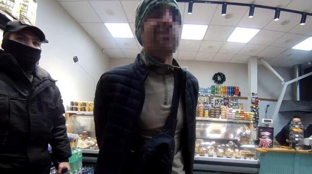«Россия всё простит!»: новосибирец с битой разгромил магазин, преследуя подростков