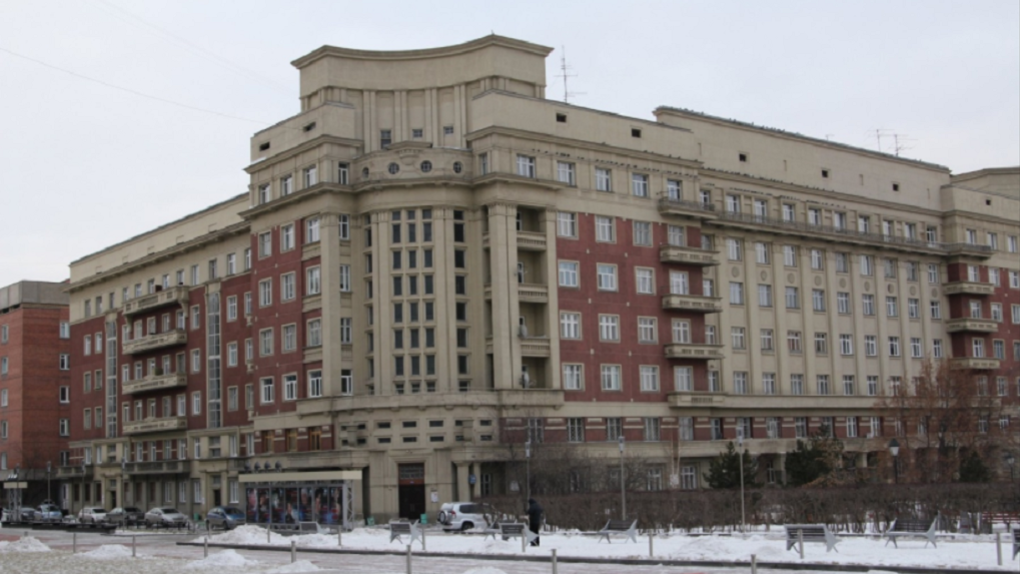 В Новосибирске медленно разрушается известный стоквартирный дом на площади Свердлова