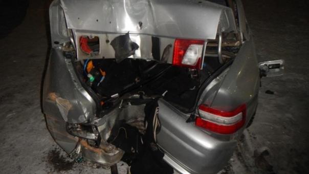 Омич угнал автомобиль и разбил его, врезавшись в столб
