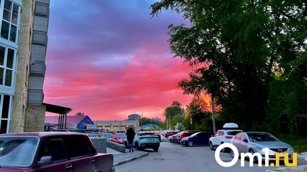 Небо взорвалось красками: показываем потрясающие фото заката в Омске