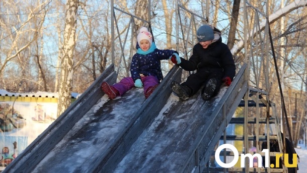 В омских парках закрываются горки и начинают работу аттракционы