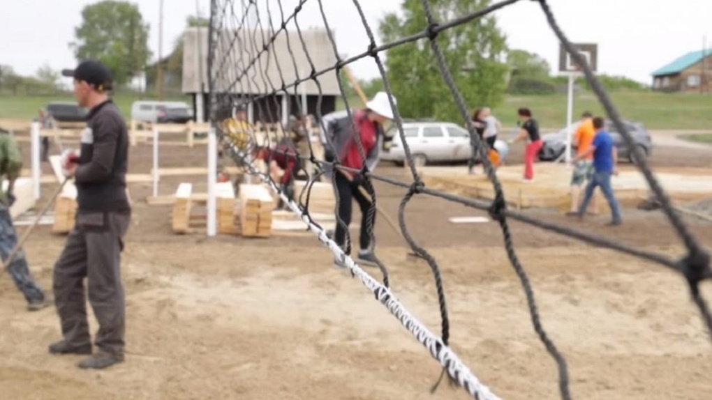 В селе под Новосибирском волонтёры построили площадки для занятий волейболом, футболом, хоккеем