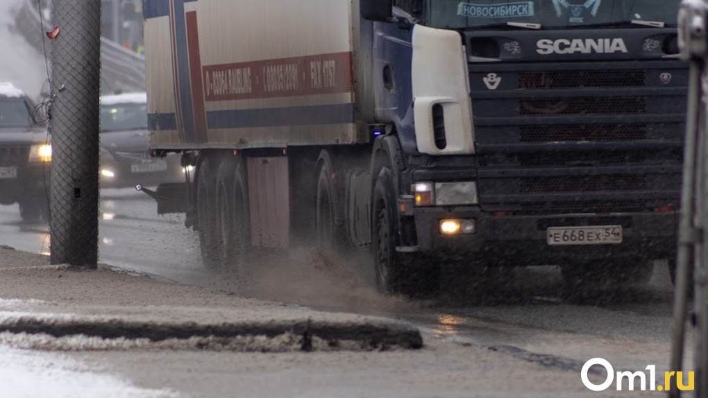 Движение грузовиков ограничат в Новосибирске: в чём причина