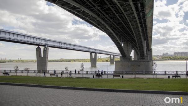 Пытался протрезветь: новосибирец упал с Октябрьского моста. ФОТО