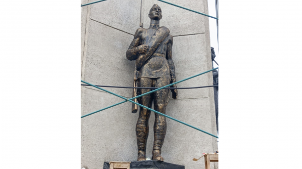 Скульптурам на бульваре Победы в Омске выбрали новый цвет