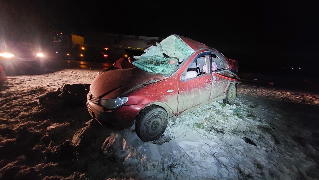 Двое погибших, ребенок в больнице: в Омской области водитель легковушки въехал в бензовоз — ФОТО