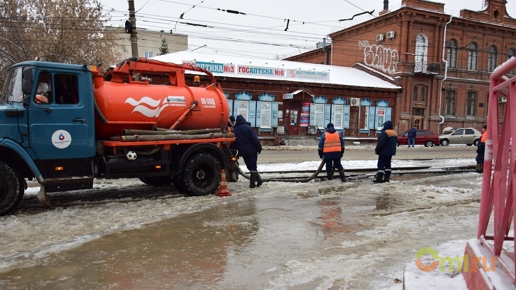 Омскводоканал омск. ОМСКВОДОКАНАЛ здание. Водоканал Омск спецтехника. ОМСКВОДОКАНАЛ авария. ОМСКВОДОКАНАЛ техника.