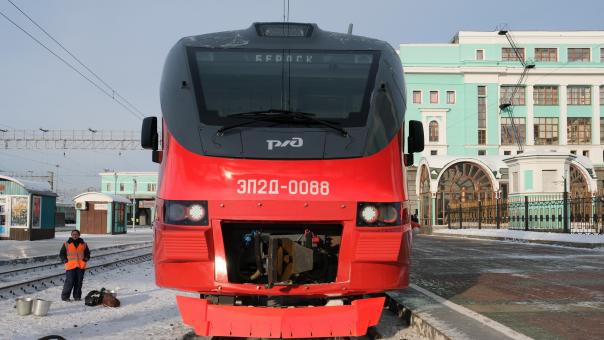 Отряхнулся и пошёл: в сеть попало видео, как поезд сбил новосибирца