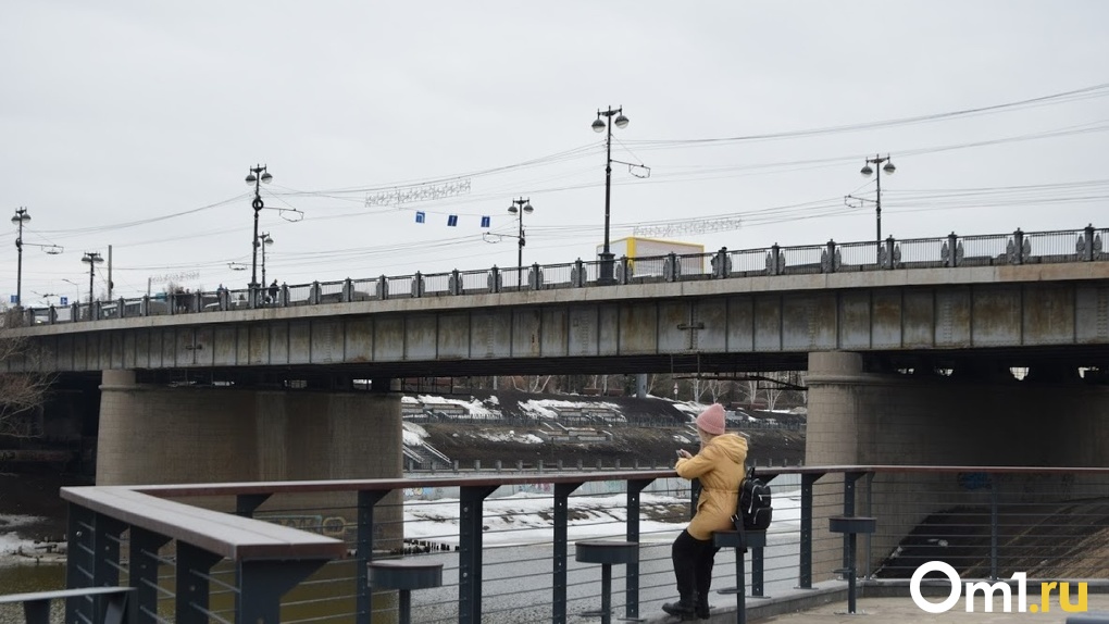 12 комсомольская омск. Комсомольский мост Омск. Комсомольский мост Омск Театральная. Мост имени 60-летия ВЛКСМ Омск. Набережная у Комсомольского моста.