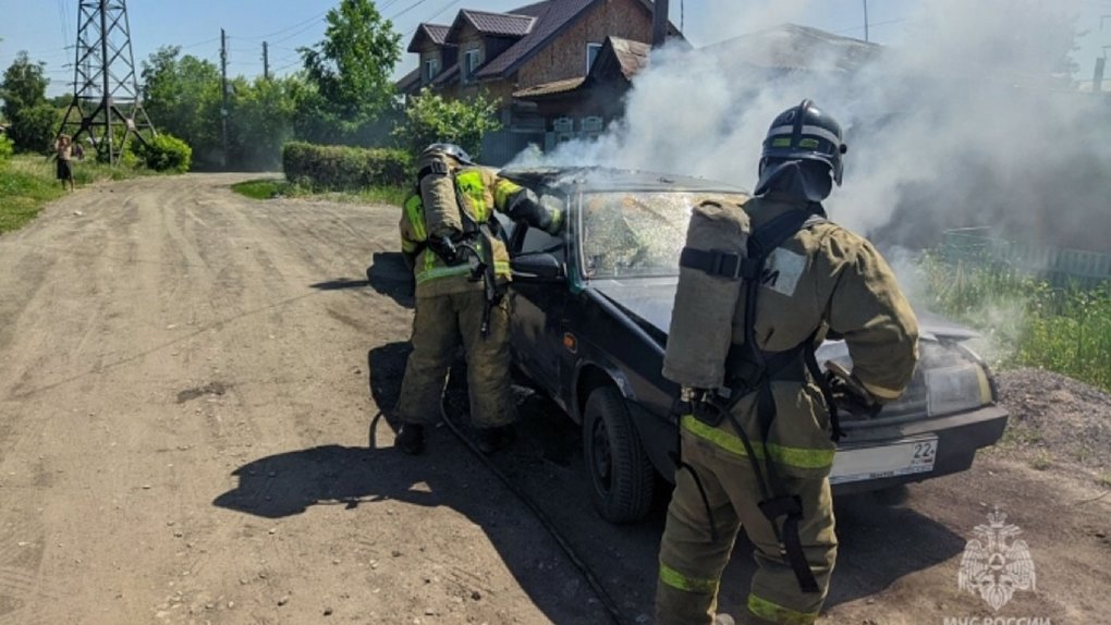 В Омске сгорела припаркованная в частном секторе легковушка