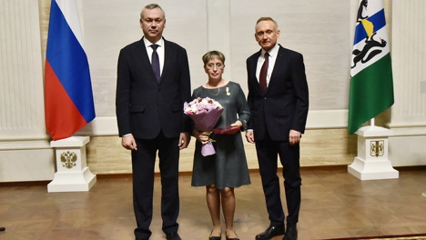 Многодетным матерям Новосибирской области вручили знак отличия «За материнскую доблесть»