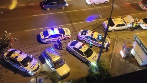 8 экипажей ГИБДД устроили погоню за нарушителем в Новосибирске. ВИДЕО