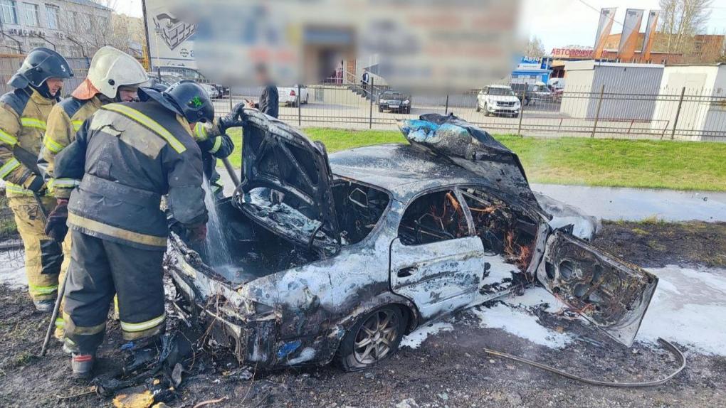На окраине Омска сгорела машина, есть пострадавшие