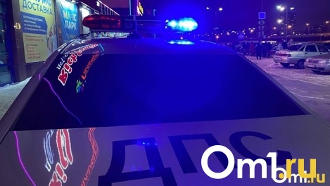 КамАЗ с углём провалился под землю в Омске