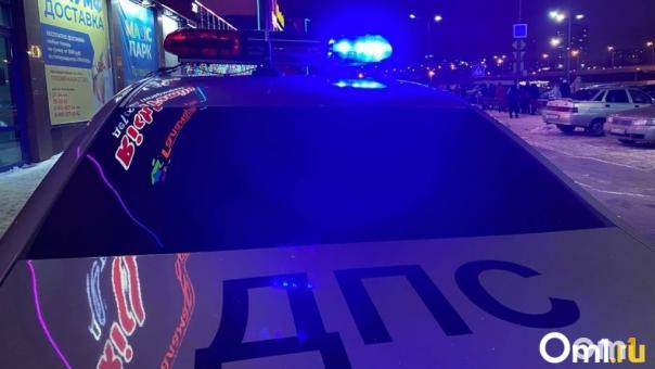 КамАЗ с углём провалился под землю в Омске