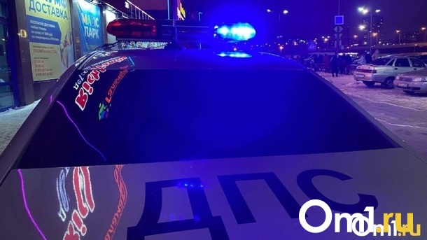 КамАЗ с углём провалился под землю в Омске
