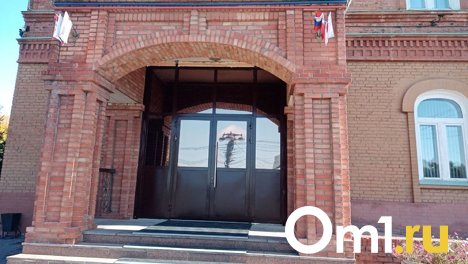 Как в супермаркете: депутатов шокировали новые двери Омского горсовета