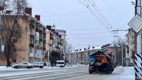 Для уборки города после снегопада привлекли частную технику