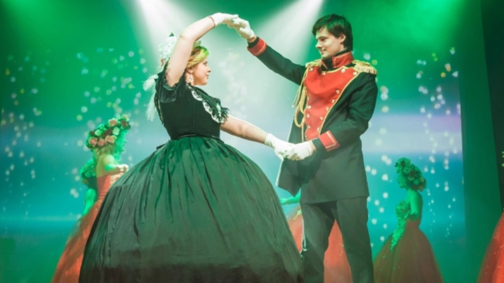 Бал под музыку Queen: жительница Новосибирска основала необычную школу исторического танца