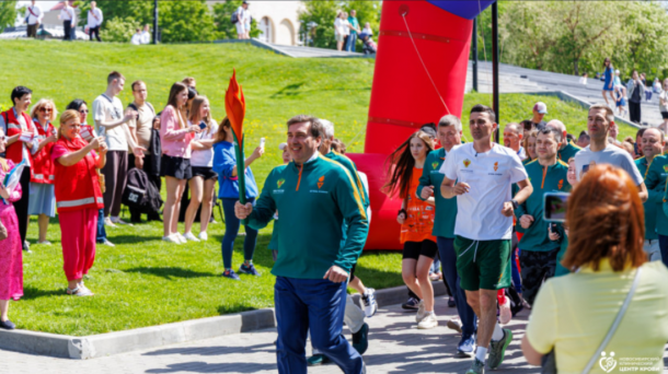 Факел, чиновники и 80 новых доноров — как Новосибирск зажёг «Огонь жизни»