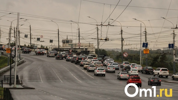 Уличные музыканты, свадебные фотографы и мебель во дворе: атмосфера Центрального округа Омска