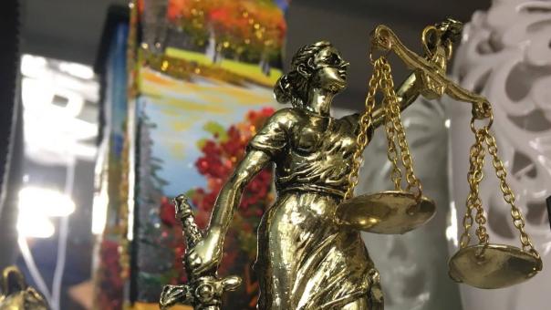 В Омске школьница привела домой друга, который ограбил её родителей
