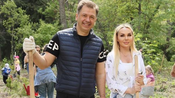 Компания «Омскэлектро» высадила 306 саженцев в парке «Зелёный остров»