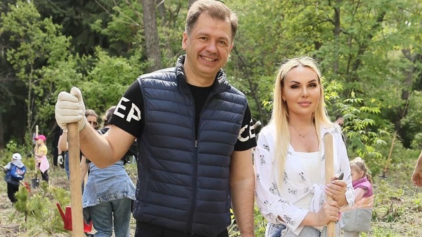 Компания «Омскэлектро» высадила 306 саженцев в парке «Зелёный остров»