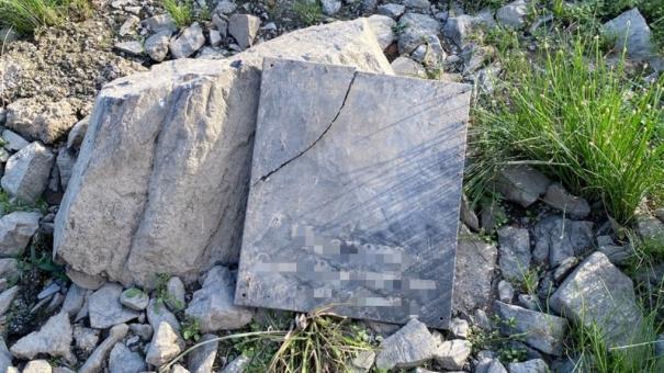 Новосибирцы во время прогулки нашли надгробный камень около Михайловской набережной