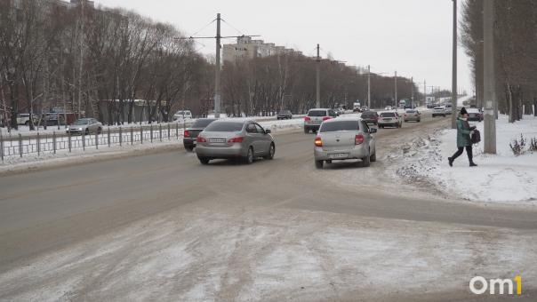 Выкинули из машины? В Омской области девушка выпала на проезжую часть