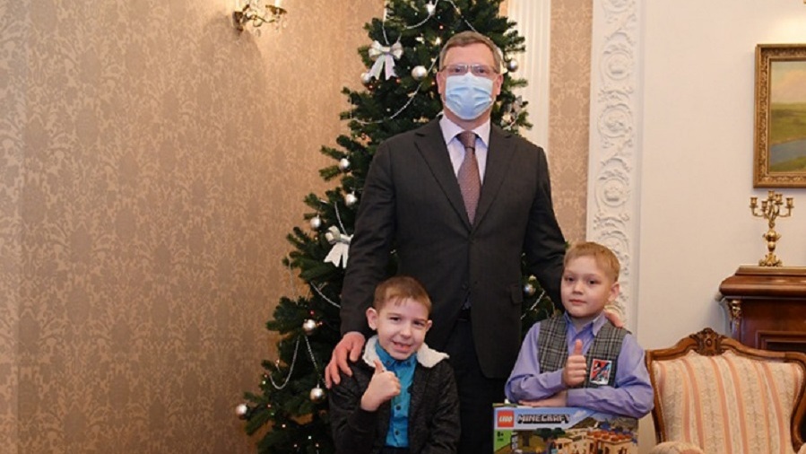 Александр Бурков исполнил новогодние мечты двух маленьких омичей в рамках акции «Ёлка желаний»