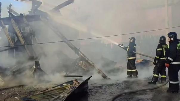 Пожар стремительно распространяется: огонь охватил продовольственный магазин в Новосибирске