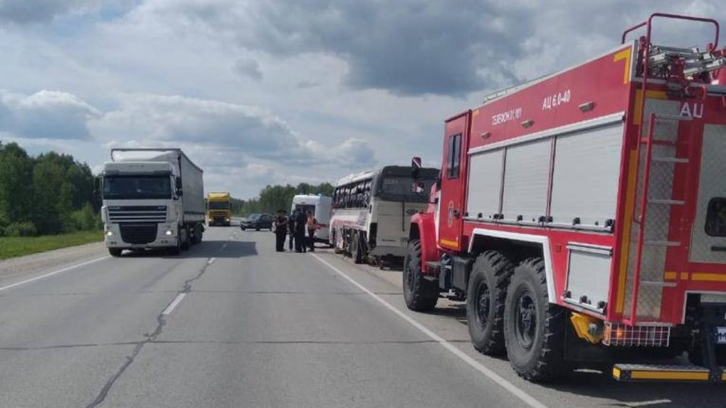 Пострадавший в столкновении автобуса и фуры ребёнок скончался под Новосибирском