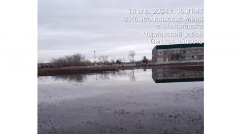 Паводок приводит к сбоям в вывозе мусора в Омской области